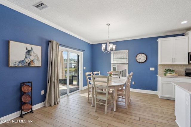 dining space featuring baseboards, light wood-style floors, visible vents, and a chandelier