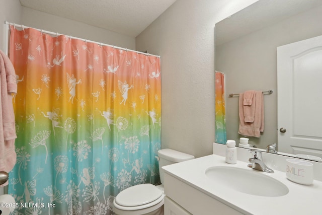 full bath featuring toilet, vanity, and a shower with curtain