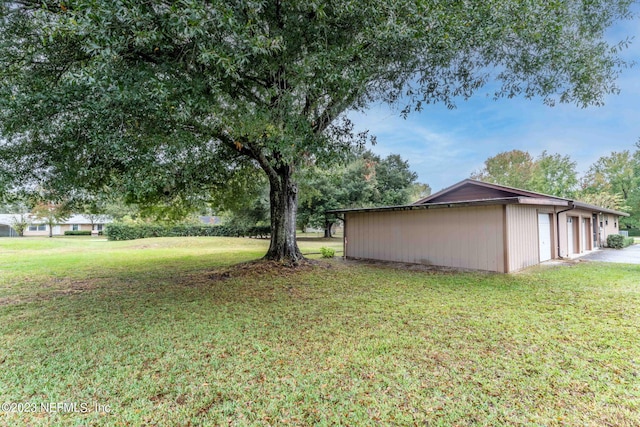 view of yard featuring an outdoor structure