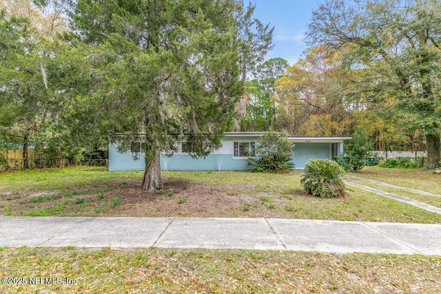 view of front of home with a front lawn