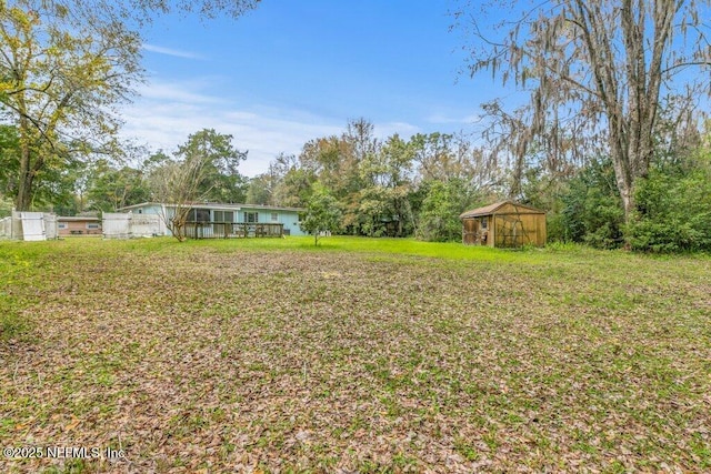 view of yard featuring an outbuilding