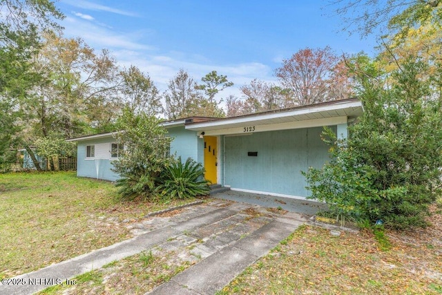 mid-century modern home featuring a front lawn