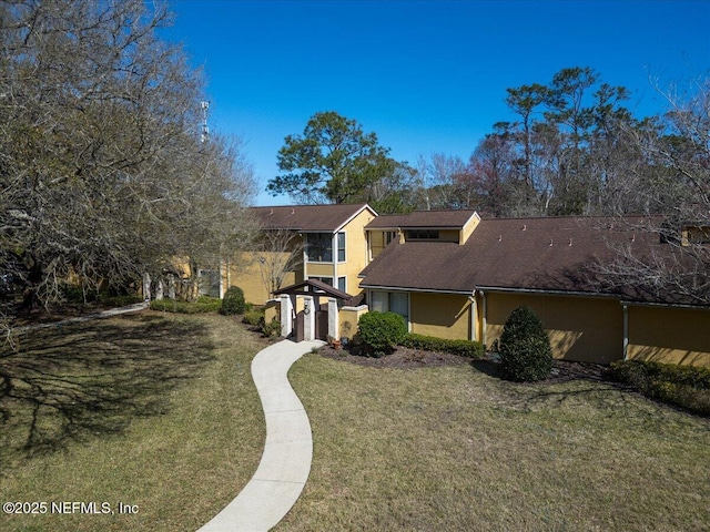 view of front of home with a front lawn