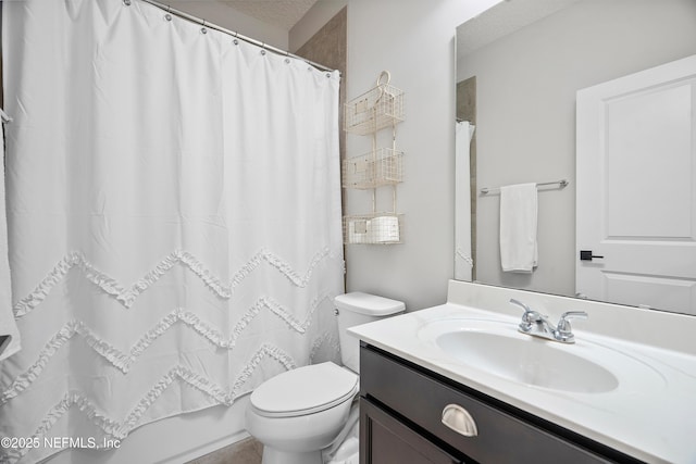 full bathroom with toilet, vanity, and shower / bath combo