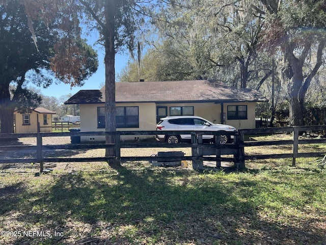 view of front of home featuring a front lawn and fence