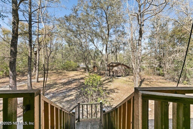 view of yard featuring an outdoor structure