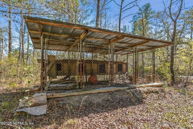 view of yard featuring an outdoor structure