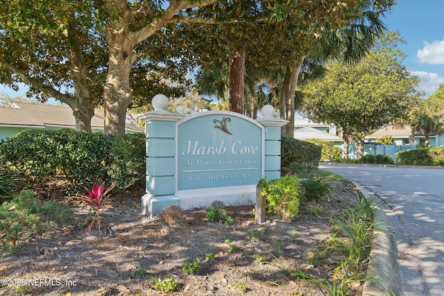 view of community / neighborhood sign