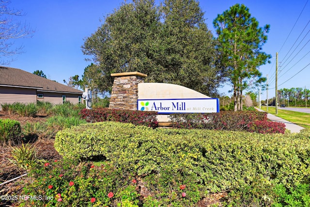 view of community / neighborhood sign