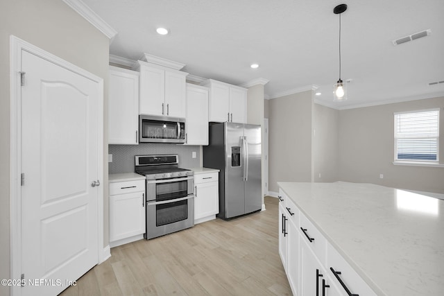 kitchen featuring visible vents, light wood finished floors, stainless steel appliances, crown molding, and tasteful backsplash