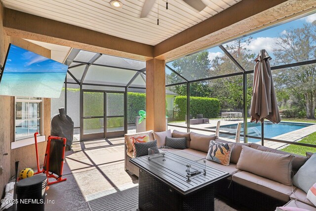 sunroom featuring a ceiling fan