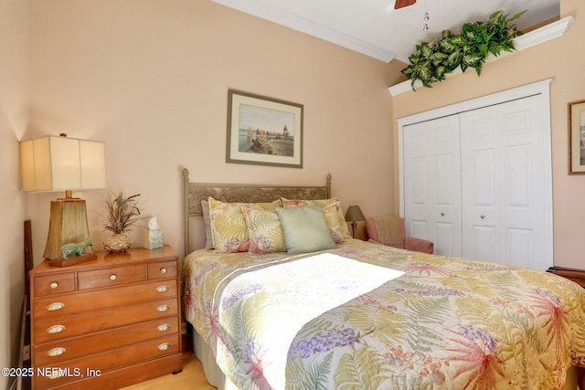 bedroom featuring a closet, crown molding, and a ceiling fan