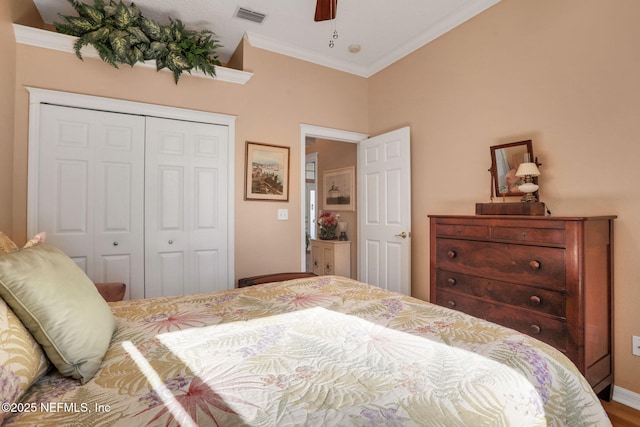 bedroom with baseboards, visible vents, ceiling fan, ornamental molding, and a closet