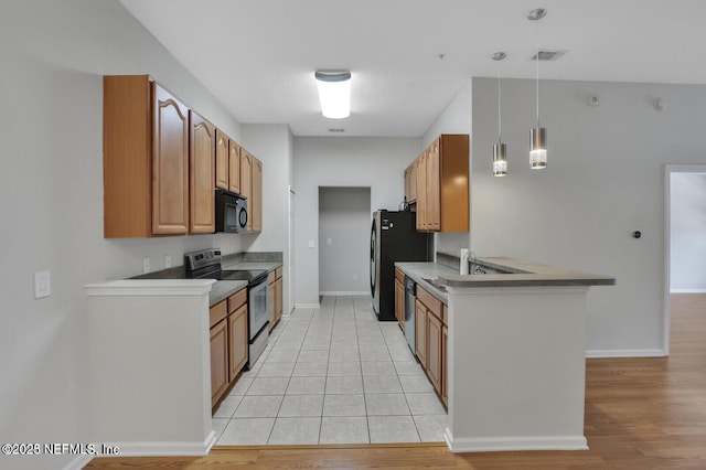 kitchen with visible vents, a sink, stainless steel appliances, a peninsula, and baseboards