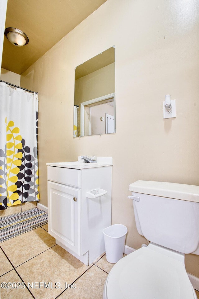 full bath featuring tile patterned flooring, toilet, vanity, and a shower with curtain