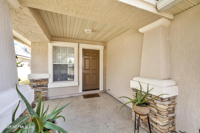 view of exterior entry with stucco siding