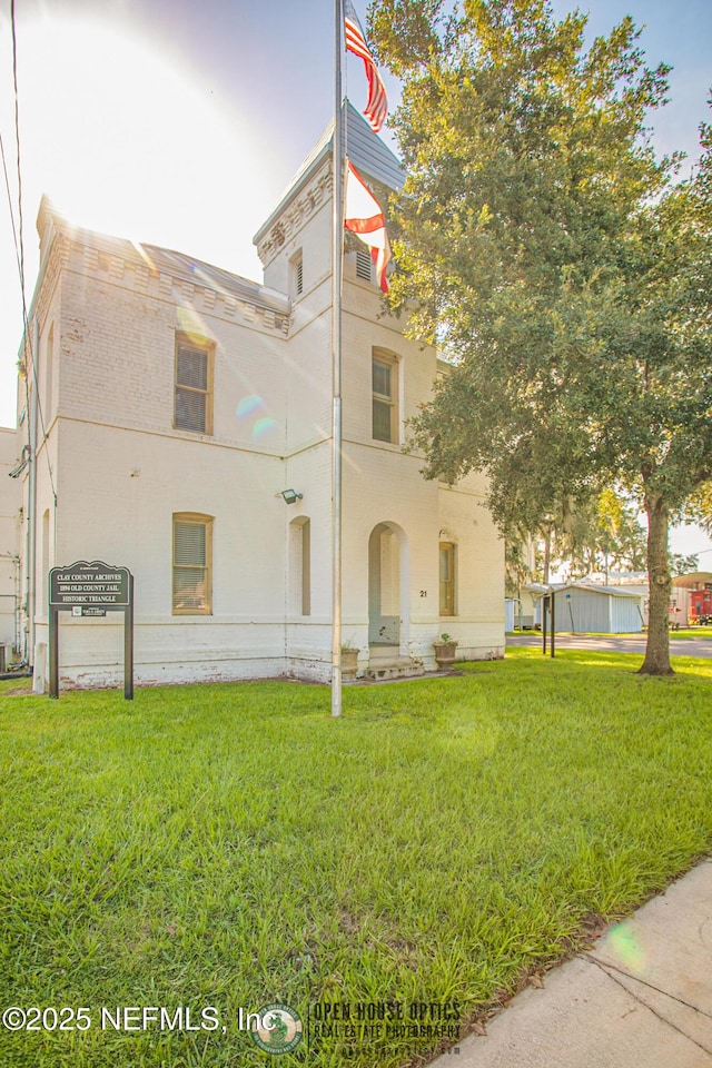 view of front of home with a front yard