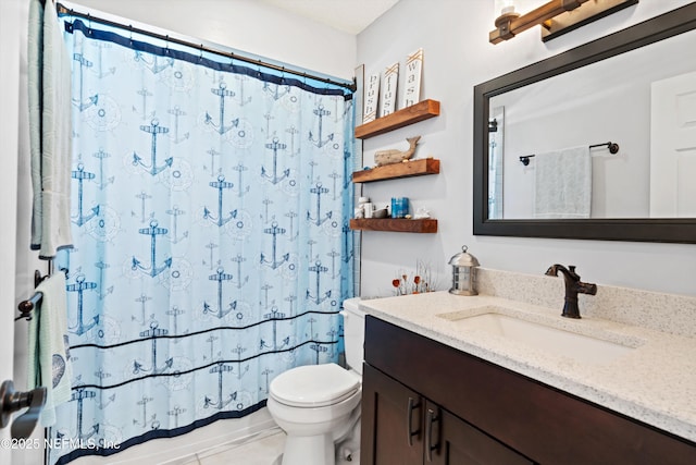 full bathroom featuring a shower with shower curtain, toilet, and vanity