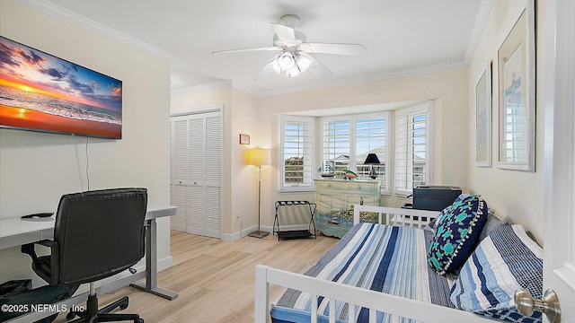 bedroom with light wood-type flooring, crown molding, baseboards, and a ceiling fan