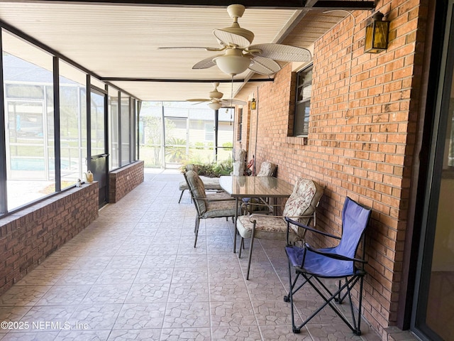 sunroom with ceiling fan