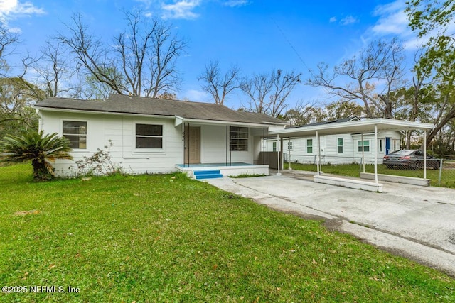 view of front of property featuring aphalt driveway, covered porch, and a front lawn