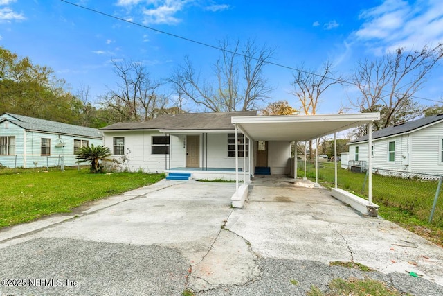 view of front of property with driveway, a porch, fence, a front yard, and a carport