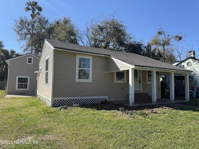 view of front facade featuring a front yard, a porch, and a shingled roof