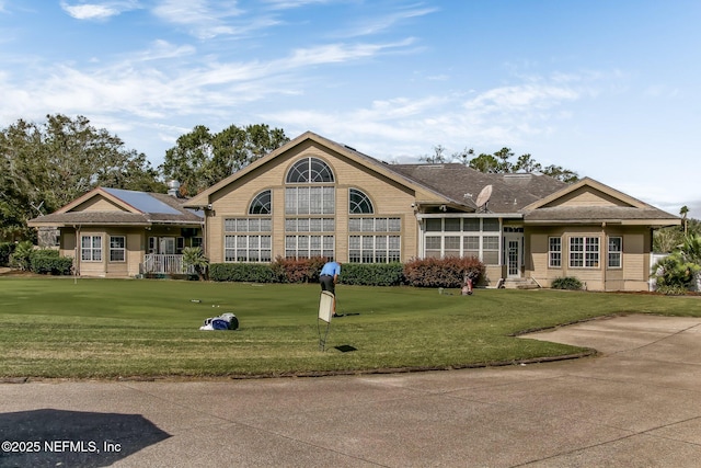 view of front of house with a front lawn