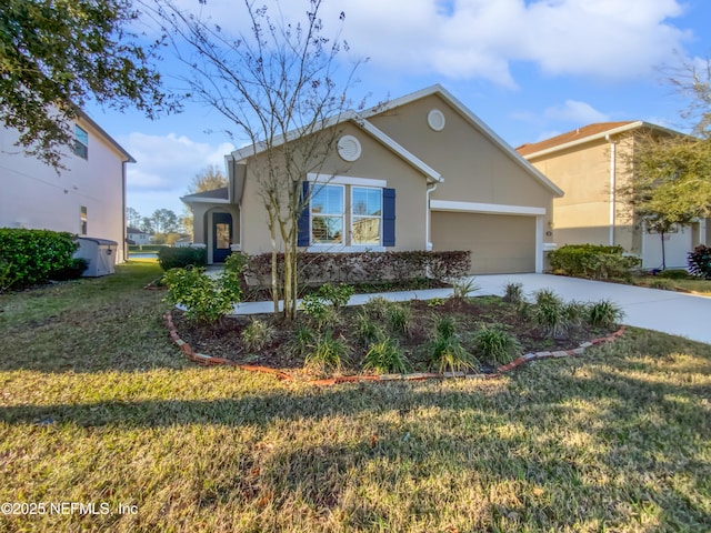 view of front of house featuring stucco siding, a front yard, a garage, and driveway