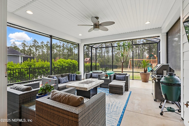 sunroom with ceiling fan