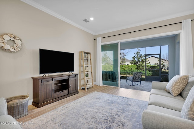 living area featuring visible vents, baseboards, wood tiled floor, ornamental molding, and recessed lighting