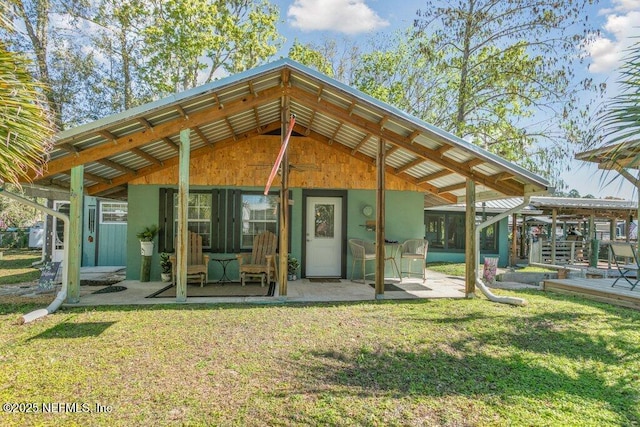 back of house featuring a lawn