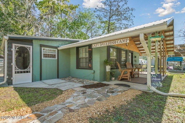 view of front of property with covered porch and metal roof