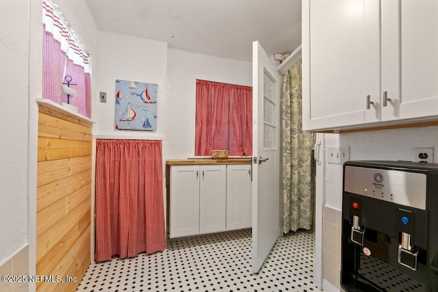 full bathroom featuring a shower with shower curtain