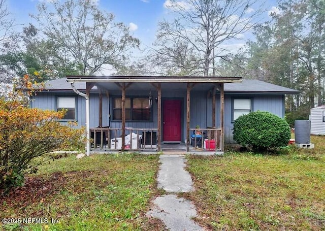 view of front facade featuring a porch and a front lawn