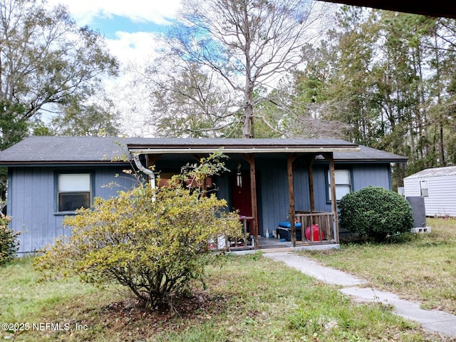 view of front of property featuring a porch and a front lawn