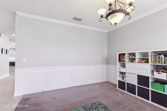 playroom with an inviting chandelier, crown molding, visible vents, and a textured ceiling