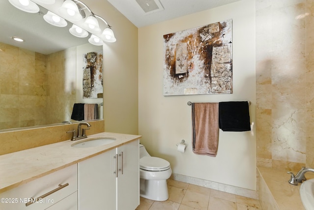 full bathroom featuring visible vents, baseboards, toilet, a bathtub, and vanity