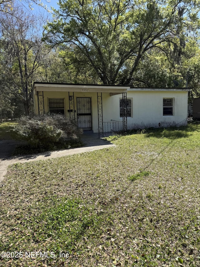 view of front of home featuring a porch and a front lawn