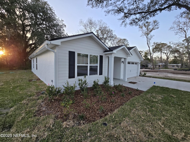 view of front facade with driveway, a front yard, and a garage