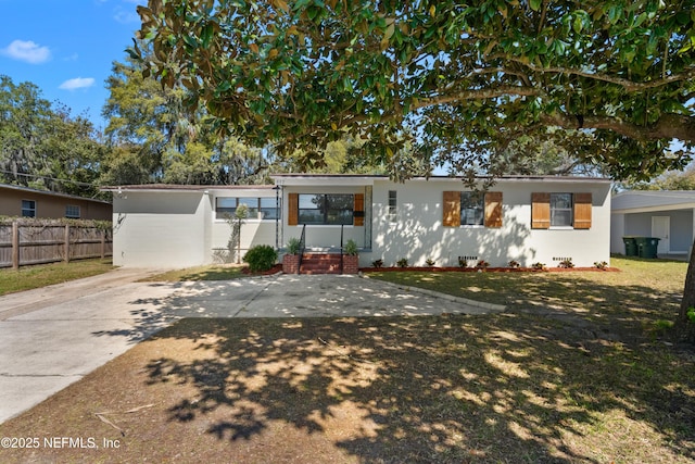 view of front of home featuring a front yard and fence