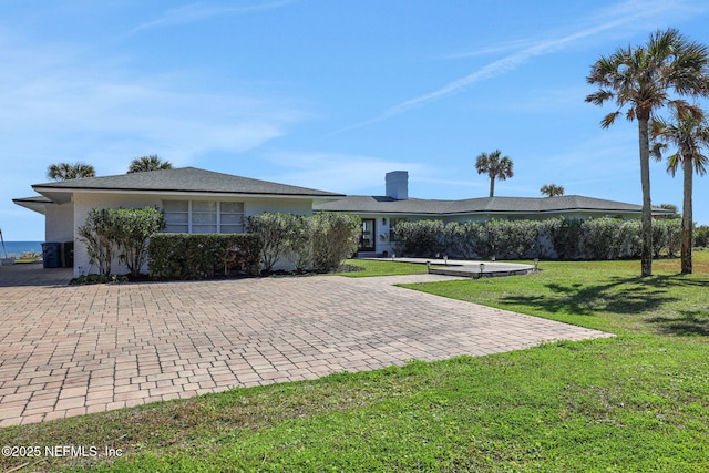 view of front of home featuring a front lawn