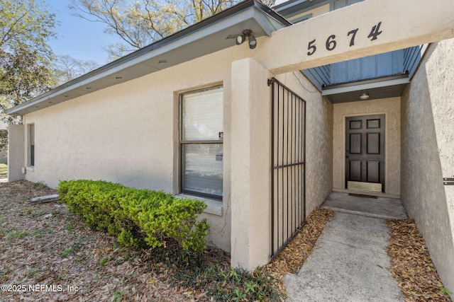 entrance to property with stucco siding