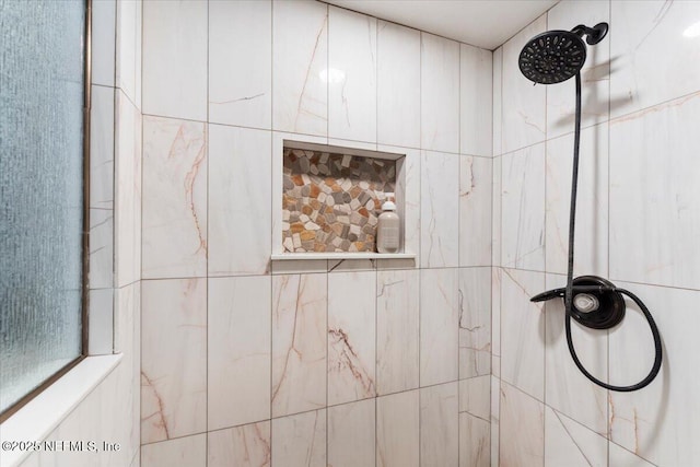 details featuring tiled shower