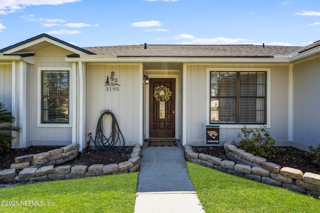 property entrance featuring a shingled roof