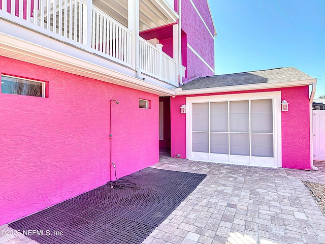 garage featuring decorative driveway