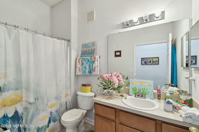 full bath featuring vanity, toilet, a shower with curtain, and visible vents