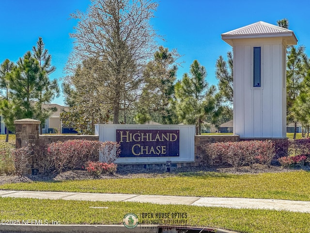 community / neighborhood sign featuring a lawn