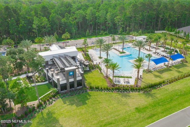 birds eye view of property featuring a forest view