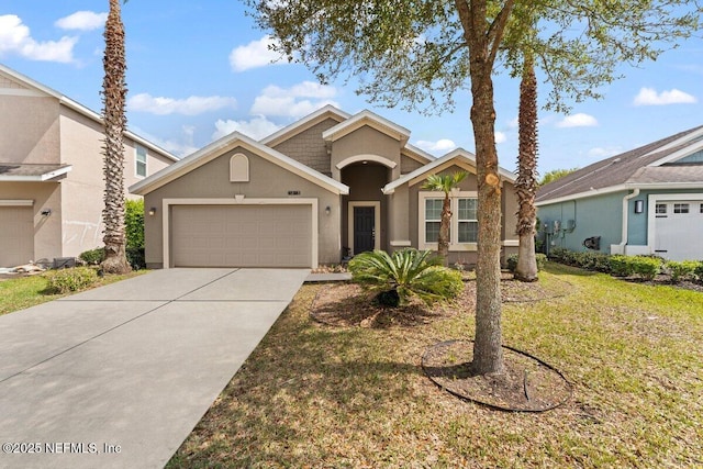 view of front of property featuring stucco siding, a garage, concrete driveway, and a front yard